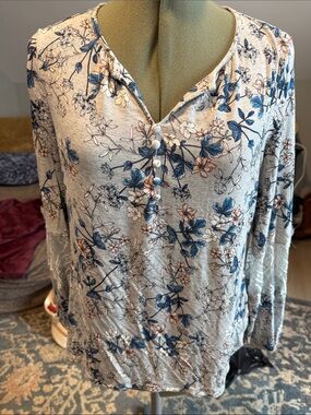 Liz Claiborne Petite Cream Floral Button-Front Long Sleeve Top